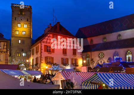 FRANCE, HAUT-RHIN (68), RIBEAUVILLA©, PLACE DE L'HAL'HÔTEL DE VILLE, MARCHÉ DE NOËL MÉDIÉVAL Banque D'Images