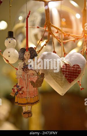 FRANCE, HAUT-RHIN (68), RIBEAUVILLA©, MARCHÉ DE NOËL MÉDIÉVAL, DÉCORATION DE NOËL DANS UNE FENÊTRE Banque D'Images