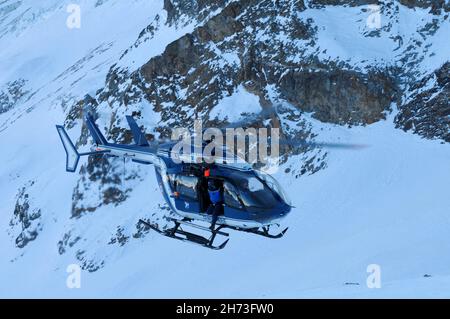 FRANCE, HAUTES-ALPES (05), PARC NATIONALE DES ECRINS, LA GRAVE, PGHM BRIANÇON HÉLICOPTÈRE DE SAUVETAGE EN MONTAGNE Banque D'Images