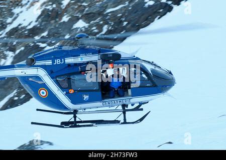 FRANCE, HAUTES-ALPES (05), PARC NATIONALE DES ECRINS, LA GRAVE, PGHM BRIANÇON HÉLICOPTÈRE DE SAUVETAGE EN MONTAGNE Banque D'Images