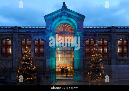 FRANCE, HAUT-RHIN (68), COLMAR, RUE VIGNERONS, MARCHÉ HALL ÉCLAIRAGE DE NOËL Banque D'Images