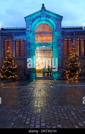 FRANCE, HAUT-RHIN (68), COLMAR, RUE VIGNERONS, MARCHÉ HALL ÉCLAIRAGE DE NOËL Banque D'Images