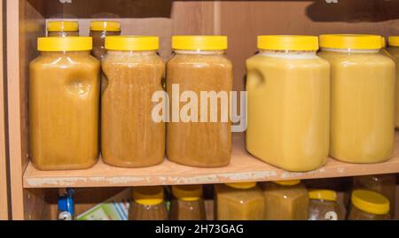 Miel naturel dans divers bocaux sur une étagère en bois, marché souvenir du village Banque D'Images