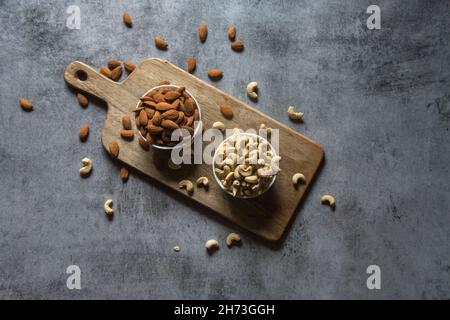 Bol de fruits secs sur une planche en bois.Vue de dessus. Banque D'Images