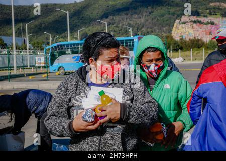 Le 18 juillet 2020, les familles de migrants vénézuéliennes qui vivent dans le centre de transport du nord de Bogota, en Colombie, reçoivent des aides alimentaires dans le cadre des lockdossements sectorés de la pandémie COVID-19. Banque D'Images