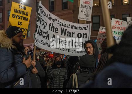 New York, États-Unis.19 novembre 2021.NEW YORK, NEW YORK - NOVEMBRE 19 : des personnes qui détiennent des signes défilent à Brooklyn contre l'acquittement de Kyle Rittenhouse le 19 novembre 2021 à New York.Rittenhouse, un adolescent, a été accusé d'homicide et d'autres infractions dans les fusillades meurtrières de Joseph Rosenbaum et Anthony Huber et dans les fusillades et les blessures de Gaige Grosskreutz lors de troubles à Kenosha qui ont suivi la fusillade de Jacob Blake par la police en août 2020.Crédit : Ron Adar/Alay Live News Banque D'Images