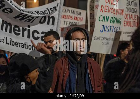 New York, États-Unis.19 novembre 2021.NEW YORK, NEW YORK - NOVEMBRE 19 : des personnes qui détiennent des signes défilent à Brooklyn contre l'acquittement de Kyle Rittenhouse le 19 novembre 2021 à New York.Rittenhouse, un adolescent, a été accusé d'homicide et d'autres infractions dans les fusillades meurtrières de Joseph Rosenbaum et Anthony Huber et dans les fusillades et les blessures de Gaige Grosskreutz lors de troubles à Kenosha qui ont suivi la fusillade de Jacob Blake par la police en août 2020.Crédit : Ron Adar/Alay Live News Banque D'Images