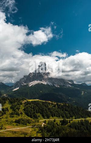 Mont Pelmo couvert de nuages Banque D'Images