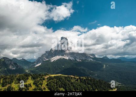 Mont Pelmo couvert de nuages Banque D'Images