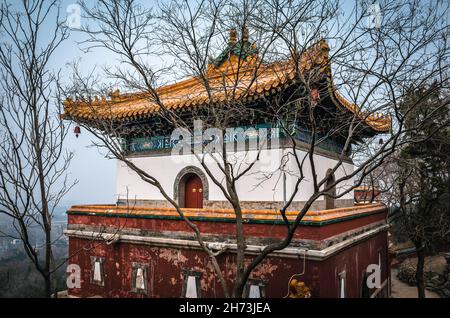 Ancien bâtiment oriental au milieu des arbres du Palais d'été.District de Haidian de Beijing, Chine. Banque D'Images