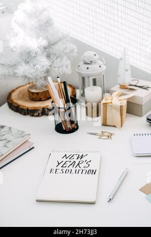 Résolution du nouvel an, nouveaux objectifs.Texte manuscrit résolution du nouvel an dans le bloc-notes ouvert sur la table.Commencez la nouvelle année, planifiez et fixez des objectifs pour Banque D'Images