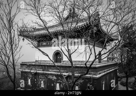 Ancien bâtiment oriental au milieu des arbres du Palais d'été.District de Haidian de Beijing, Chine.Noir et blanc. Banque D'Images