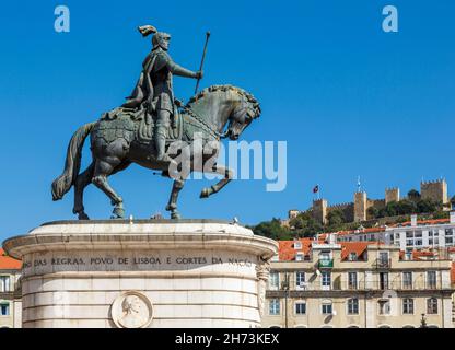 Lisbonne, Portugal.Statue de Dom Joao I à Praca da Figueira.Castelo de Sao Jorge en arrière-plan.La statue du roi est l'oeuvre de Leopoldo de A. Banque D'Images