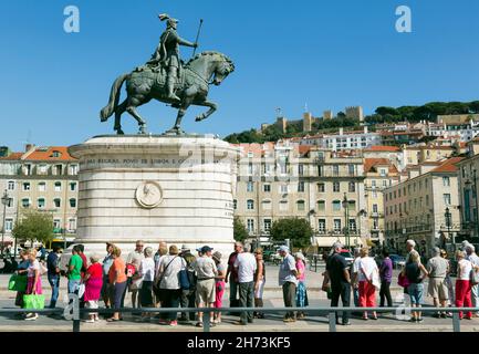 Lisbonne, Portugal.Statue de Dom Joao I à Praca da Figueira.Castelo de Sao Jorge en arrière-plan.La statue du roi est l'oeuvre de Leopoldo de A. Banque D'Images