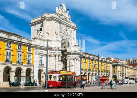 Lisbonne, Portugal.Praca do Comercio, ou Commerce Square.Il est également connu sous le nom de Terreiro do Paco, ou place du Palais après le Palais Royal qui se tenait t Banque D'Images