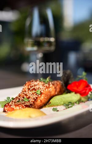 Steak de saumon juteux cuit au four avec une purée de pommes de terre, des asperges et des tomates cerises.Menu du restaurant. Banque D'Images