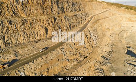 Vue de dessus de la carrière avec camions.Prise de vue.Mur de fosse à plusieurs étages pour l'exploitation minière et pour la circulation des camions et des tombereaux.Technique d'extraction progressive Banque D'Images