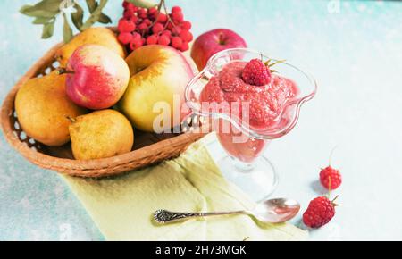 Smoothies à base de pommes et de framboises fraîches.Desserts aux fruits Banque D'Images