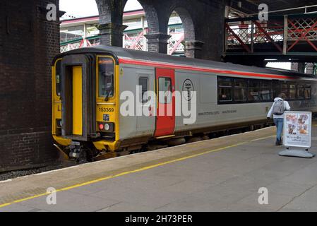 Passagers prenant un train DMU Spuer Sprintert de classe 153 pour le pays de Galles à la gare de Chester.1er novembre 2021 Banque D'Images