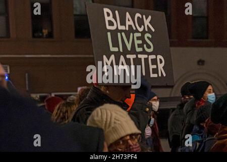 Un manifestant tient un signe qui lit « des Noirs vivants » lors d'une marche de protestation à Brooklyn contre l'acquittement de Kyle Rittenhouse à New York.des centaines de personnes défilent à Brooklyn pour protester contre le verdict de Rittenhouse et qualifiant son acquittement de double norme et d'échec du système judiciaire.Kyle Rittenhouse (18) a été accusé d'homicide et d'autres infractions lors de la fusillade meurtrière de Joseph Rosenbaum et Anthony Huber et de la fusillade et de la blessure de Gaige Grosskreutz lors de troubles à Kenosha qui ont suivi la fusillade de Jacob Blake par la police en août 2020.(Photo par Ron Adar / SOPA Images / Sipa Banque D'Images