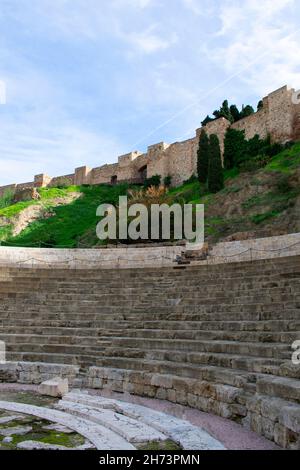 Magnifique théâtre romain historique, Malaga, Espagne.Vue verticale avec l'ancien monument au premier plan, et le palais mauresque Alcazaba dans le bac Banque D'Images