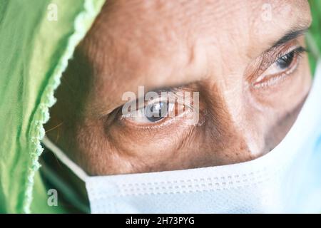 portrait d'une vieille femme indienne portant un masque chirurgical Banque D'Images