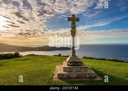 La pierre antique traverse par la mer.Symbole religieux traditionnel connu sous le nom de cruzeiro, Cedeira, Galice, Espagne Banque D'Images