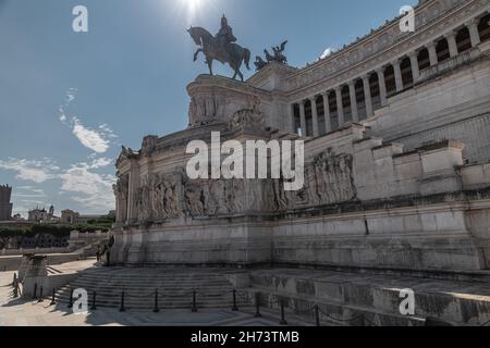 Les gardes d'honneur au monument du Soldat inconnu construit sous la statue de l'Italie sur le complexe de l'Altare della Patria Banque D'Images