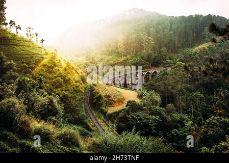 Pont à neuf arches au Sri Lanka.Magnifique pont ferroviaire en Asie.Nature du Sri Lanka.Plantations de thé en Asie.Architecture coloniale Banque D'Images