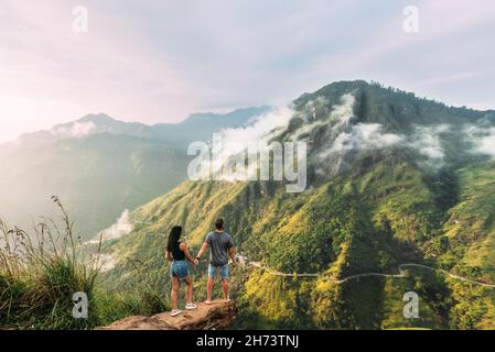 Le couple salue le lever du soleil dans les montagnes.Garçon et fille dans les montagnes.Homme et femme tenant les mains.Le couple voyage en Asie.Rendez-vous à Banque D'Images