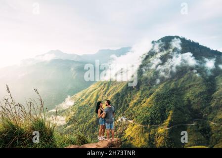 Le couple salue le lever du soleil dans les montagnes.Garçon et fille dans les montagnes.Homme et femme embrassant.Le couple voyage en Asie.Rendez-vous à Sri la Banque D'Images