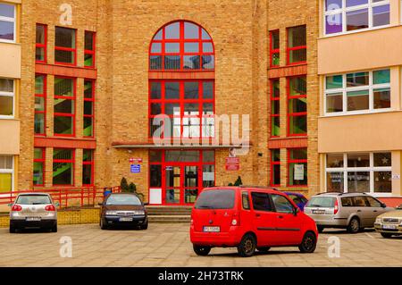 POZNAN, POLOGNE - 25 janvier 2015 : une belle vue sur les voitures garées devant un bâtiment scolaire dans le quartier de Stare Zegrze, Poznan, Pologne Banque D'Images