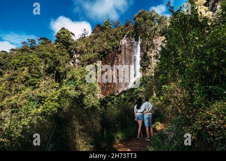 Couple admire une belle cascade.Couple amoureux à la cascade.Garçon et fille aux chutes.Un gars et une fille voyageant.Le couple voyage aroun Banque D'Images