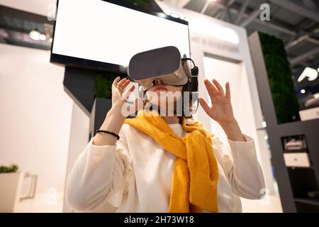 Femme utilise des lunettes de réalité virtuelle Banque D'Images