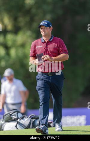 Dubaï, Émirats arabes Unis.20 novembre 2021.Patrick Reed, des États-Unis, part du green au cinquième trou lors de la journée 3 du Championnat du monde DP à Jumeirah Golf Estates, Dubaï, Émirats arabes Unis, le 20 novembre 2021.Photo de Grant Winter.Utilisation éditoriale uniquement, licence requise pour une utilisation commerciale.Aucune utilisation dans les Paris, les jeux ou les publications d'un seul club/ligue/joueur.Crédit: UK Sports pics Ltd/Alay Live News crédit: UK Sports pics Ltd/Alay Live News Banque D'Images