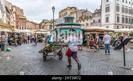 Le marché de rue suggestif et caractéristique de Campo de Fiori au coeur de Rome Banque D'Images