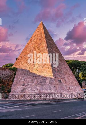 Cestia Pyramide à Rome au coucher du soleil.La Pyramide de Cestius (Piramide di Caio Cestio ou Piramide Cestia) est une pyramide de l'époque romaine à Rome, en Italie, près de la Banque D'Images