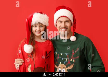 Bonne fille et père sur fond de couleur Banque D'Images