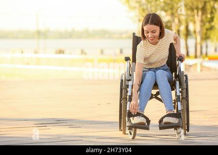 Jeune femme avec handicap physique à l'extérieur Banque D'Images