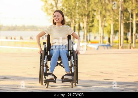 Jeune femme avec handicap physique à l'extérieur Banque D'Images