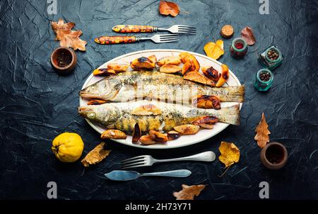 Poisson brochet grillé avec du coing et de la pomme Banque D'Images