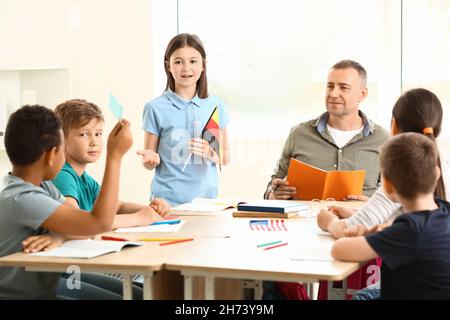 Élèves qui suivent des cours à l'école de langue Banque D'Images