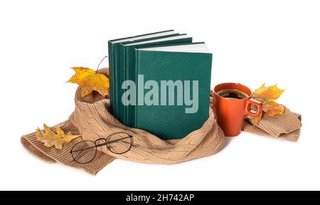 Composition avec livres, foulard, lunettes, tasse de café et feuilles d'automne sur fond blanc Banque D'Images
