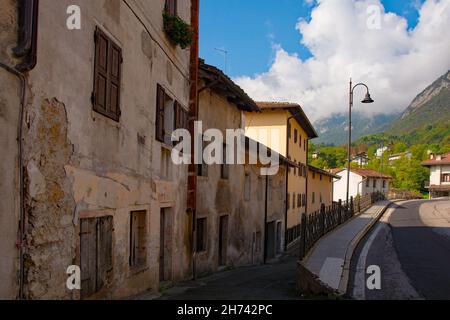 Bâtiments résidentiels dans la ville historique d'Ampezzo dans la province d'Udine, Friuli-Venezia Giulia, nord-est de l'Italie Banque D'Images