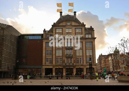 De Bijenkorf, célèbre grand magasin sur la place du centre-ville d'Amsterdam Banque D'Images