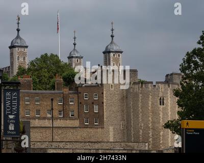 LONDRES, Royaume-Uni - 23 JUILLET 2021 : la Tour de Londres flanquée de panneaux Banque D'Images