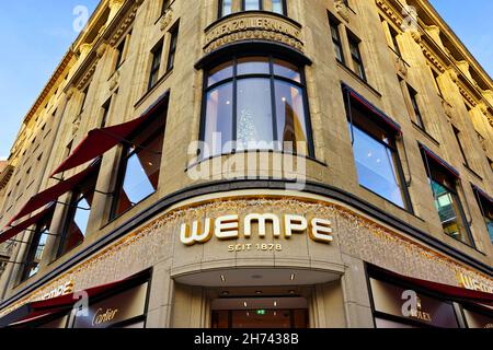 Le magasin de bijoux allemand de longue date „Wempe“ (fondé en 1878) dans le bâtiment Hohenzollernhaus dans le centre-ville de Düsseldorf/Allemagne à l'heure de Noël. Banque D'Images