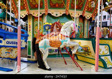 Carrousel de chevaux nostalgique au marché de Noël 2021 à Düsseldorf/Allemagne. Banque D'Images