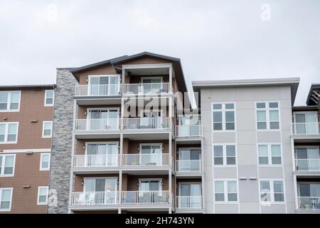 Appartement de grand bâtiment avec des rampes en verre sur les balcons de Tacoma, Washington Banque D'Images