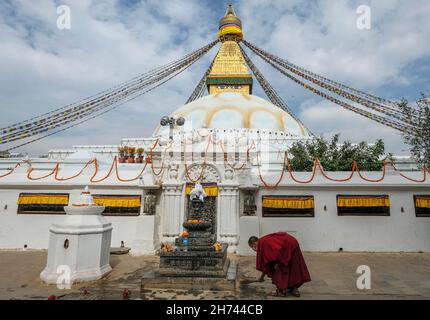 Katmandou, Népal - novembre 2021: Le Bodhnath stupa à Katmandou est l'un des plus grands dans le monde le 18 novembre 2021 dans la vallée de Katmandou, Népal. Banque D'Images